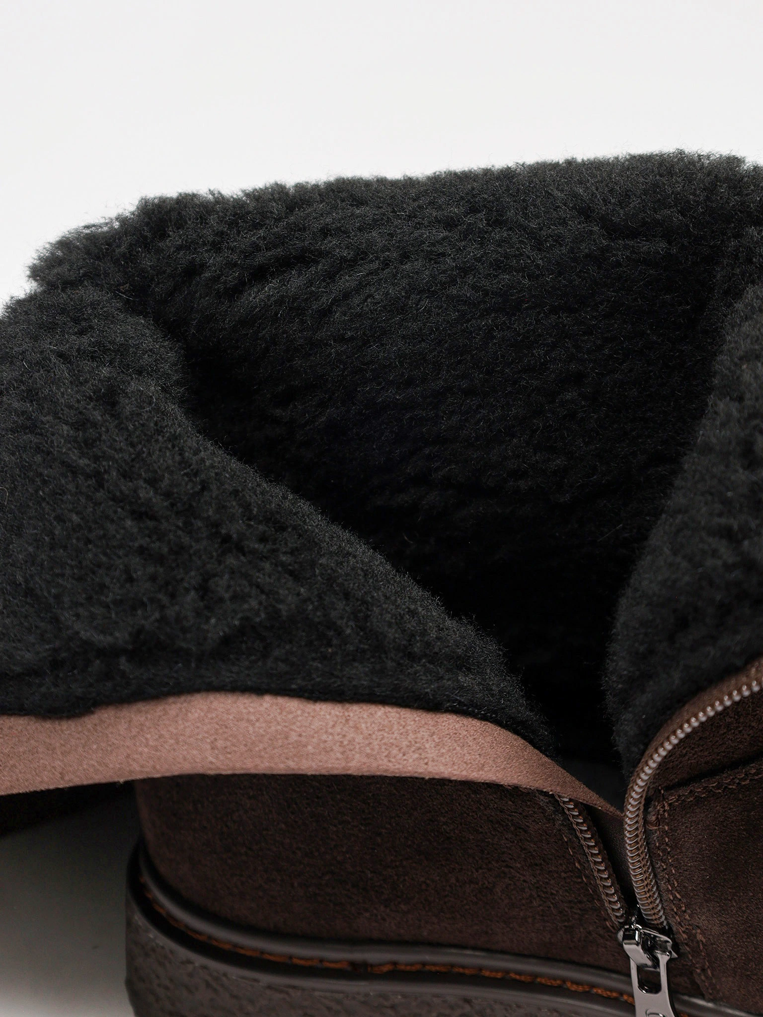 Сапоги коричневого цвета из натуральной замши на низком каблуке